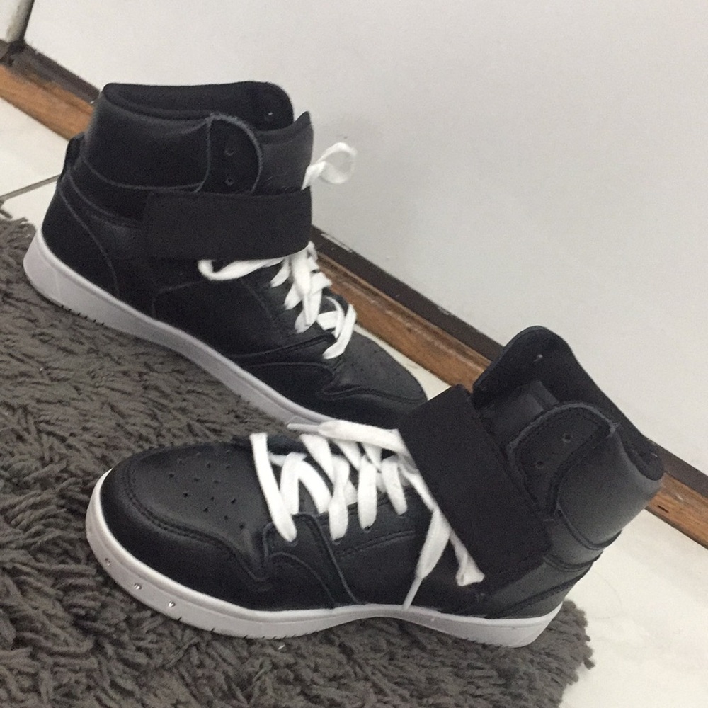 High top sneaker